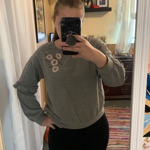Grey ruffle flower cropped sweater Large⭐️